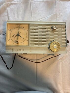 Vintage MCM light blue Zenith K511B Tube clock AM table Radio Tested